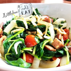 ソーセージとほうれん草とトマトの炒め物
